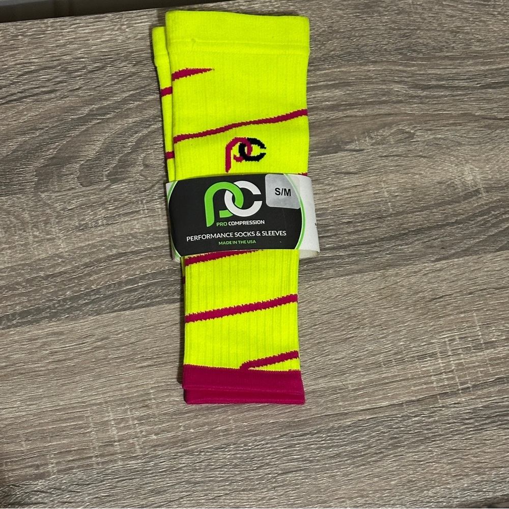NWT Pro Compression Unisex‎ Raspberry Swirl Calf Sleeves Size S/M